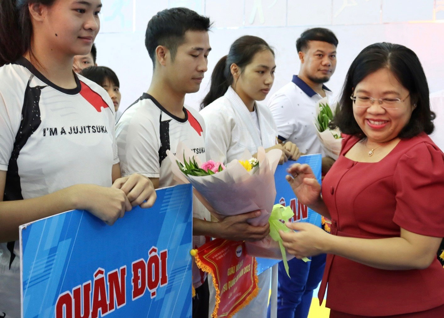 Đồng chí Nguyễn Trường Nhật Phượng - Phó Chủ tịch HĐND tỉnh Bình Dương tặng hoa cho các đoàn tham dự giải.